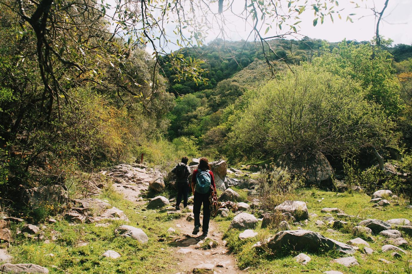 Guided hike on a rocky trail in the Sierras Chicas, Córdoba